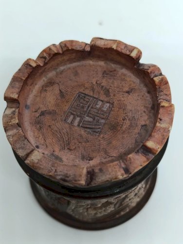 petit brûle parfum asiatique en pierre ajourée à patine noire et dorée en bon etat