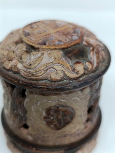 petit brûle parfum asiatique en pierre ajourée à patine noire et dorée en bon etat