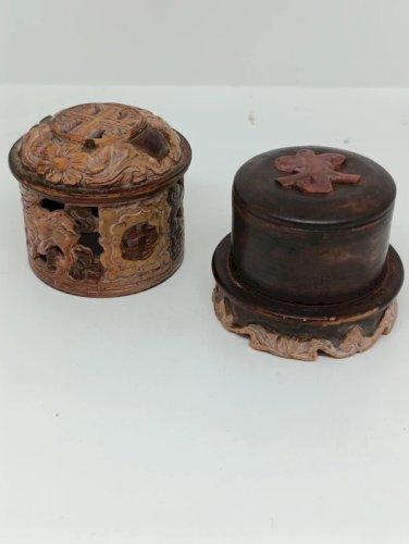 petit brûle parfum asiatique en pierre ajourée à patine noire et dorée en bon etat