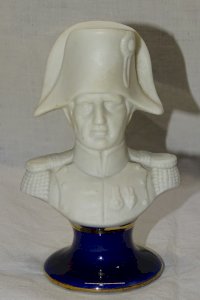-PETIT BUSTE NAPOLEON BISCUIT BLANC ET PIED PORCELAINE BLEU DE FOUR VITRINE    D