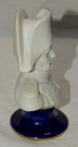 -PETIT BUSTE NAPOLEON BISCUIT BLANC ET PIED PORCELAINE BLEU DE FOUR VITRINE    D