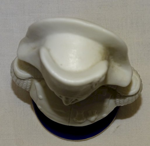 -PETIT BUSTE NAPOLEON BISCUIT BLANC ET PIED PORCELAINE BLEU DE FOUR VITRINE    D
