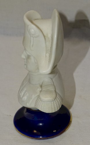 -PETIT BUSTE NAPOLEON BISCUIT BLANC ET PIED PORCELAINE BLEU DE FOUR VITRINE    D