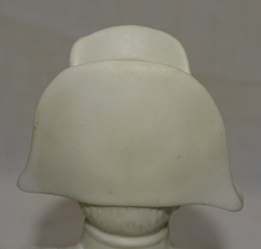-PETIT BUSTE NAPOLEON BISCUIT BLANC ET PIED PORCELAINE BLEU DE FOUR VITRINE    D