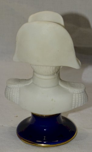 -PETIT BUSTE NAPOLEON BISCUIT BLANC ET PIED PORCELAINE BLEU DE FOUR VITRINE    D