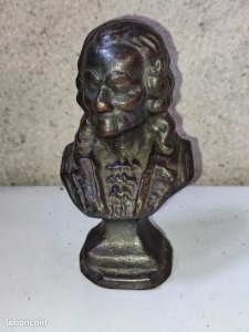 small bust / paperweight in bronze representing Voltaire? in good condition