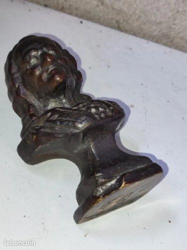 petit buste / presse papier en bronze representant voltaire? en bon etat