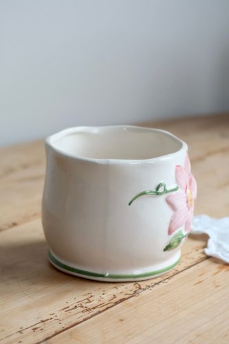 Petit cache-pot vintage en barbotine à décor de fleur rose