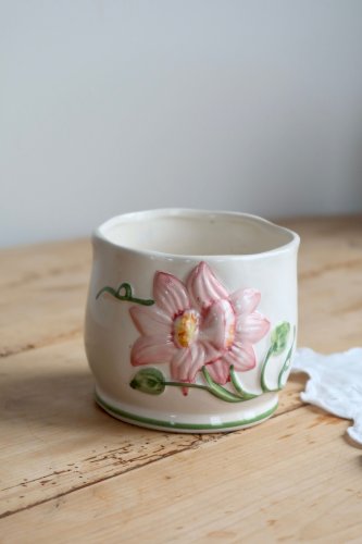 Petit cache-pot vintage en barbotine à décor de fleur rose