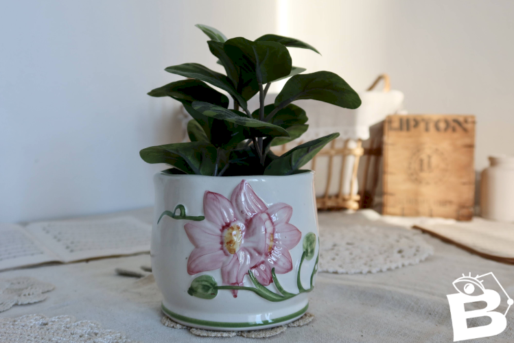 Petit cache pot vintage faience motif barbotine fleur rose