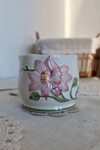 Petit cache pot vintage faience motif barbotine fleur rose