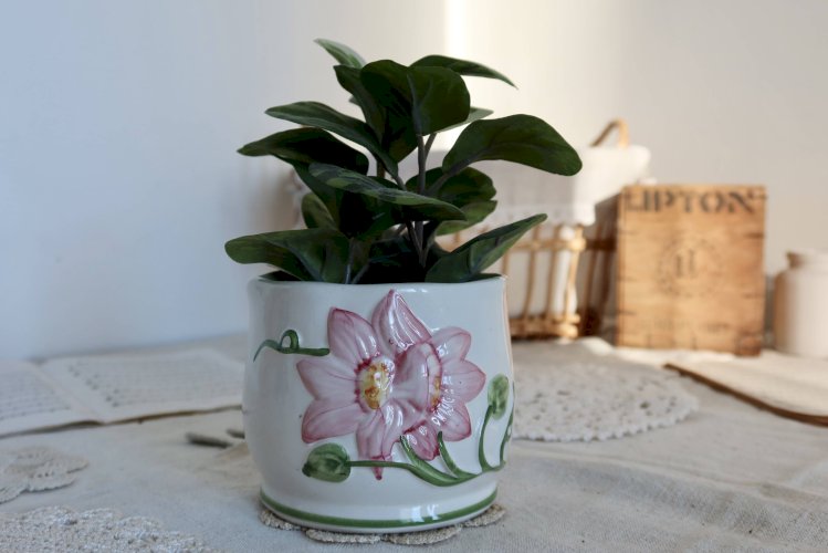 Petit cache pot vintage faience motif barbotine fleur rose