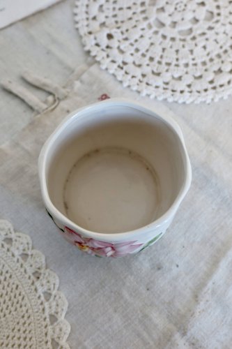 Petit cache pot vintage faience motif barbotine fleur rose