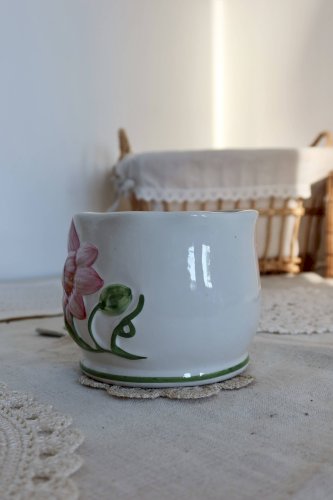 Petit cache pot vintage faience motif barbotine fleur rose