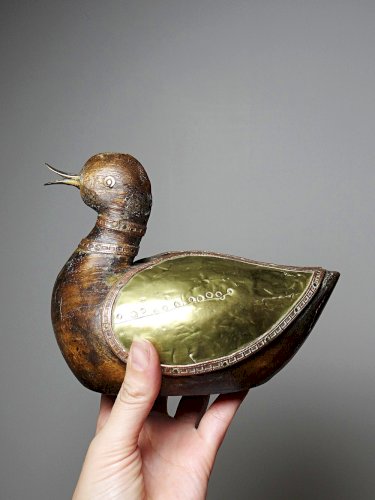 Petit canard en bois sculpté laiton et cuivre artisanat Indien vintage