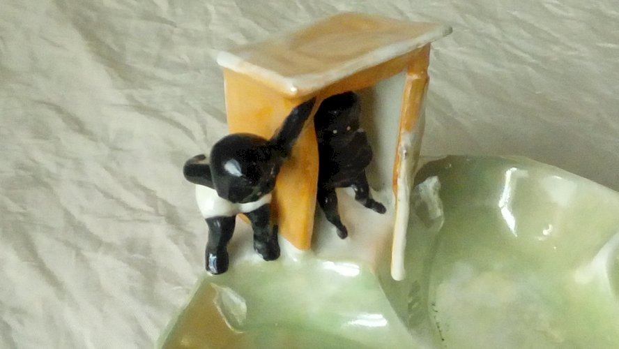 PETIT CENDRIER HUMORISTIQUE EN PORCELAINE BISCUITÉEFFET BRILLANT*