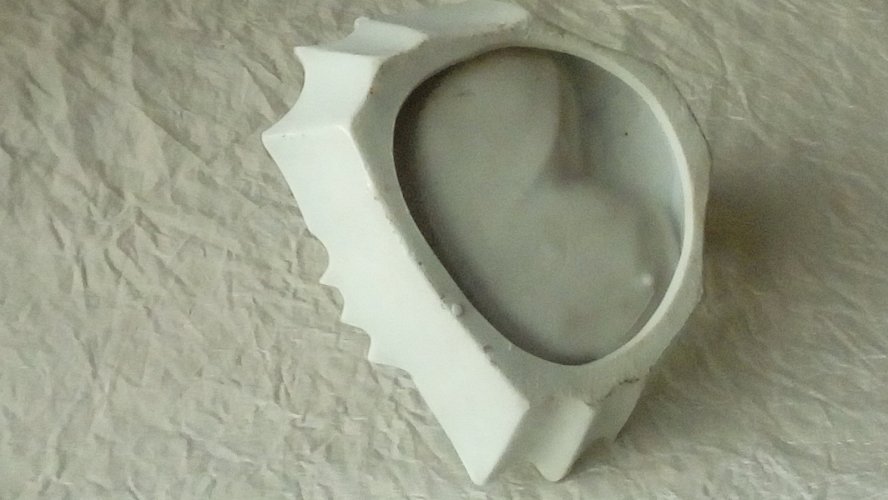 PETIT CENDRIER HUMORISTIQUE EN PORCELAINE BISCUITÉEFFET BRILLANT*