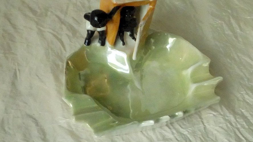 PETIT CENDRIER HUMORISTIQUE EN PORCELAINE BISCUITÉEFFET BRILLANT*