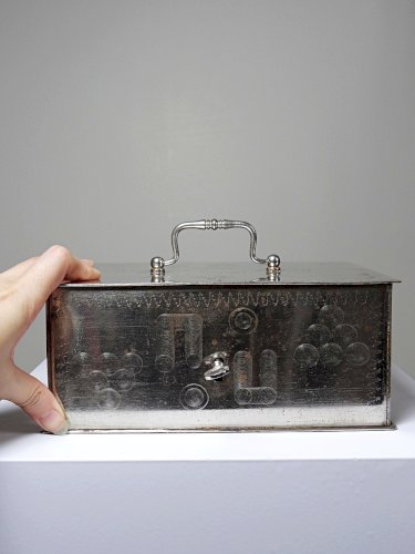 Petit coffre fort portable/caisse ancienne XIXe-XXe métal argenté