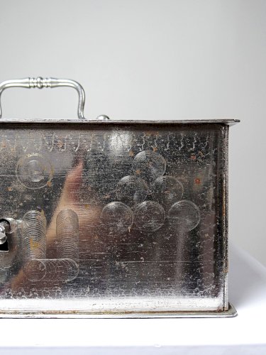 Petit coffre fort portable/caisse ancienne XIXe-XXe métal argenté