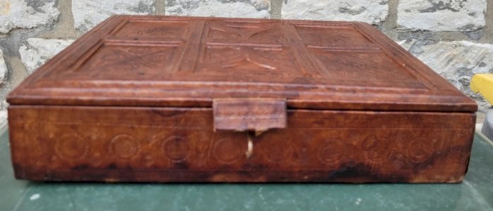 Petit coffre orientale en cuir 19ème