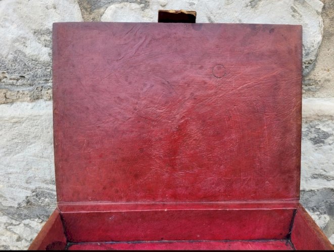 Petit coffre orientale en cuir 19ème