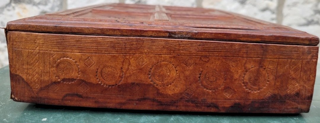 Petit coffre orientale en cuir 19ème