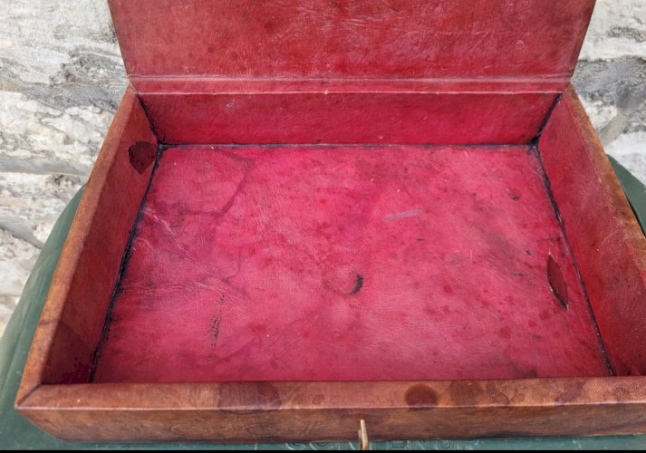 Petit coffre orientale en cuir 19ème