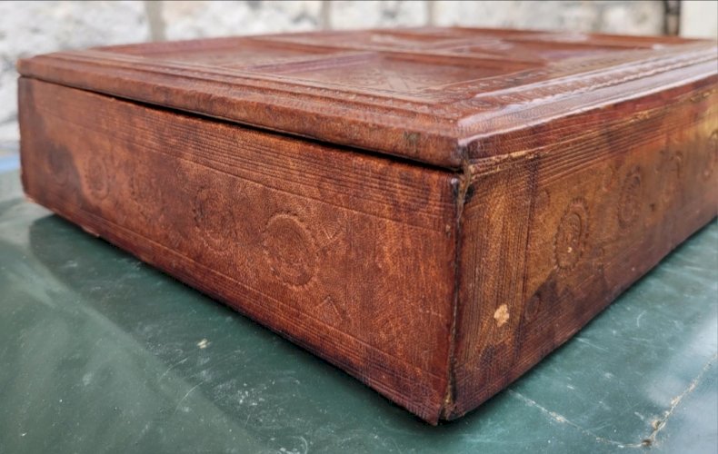 Petit coffre orientale en cuir 19ème