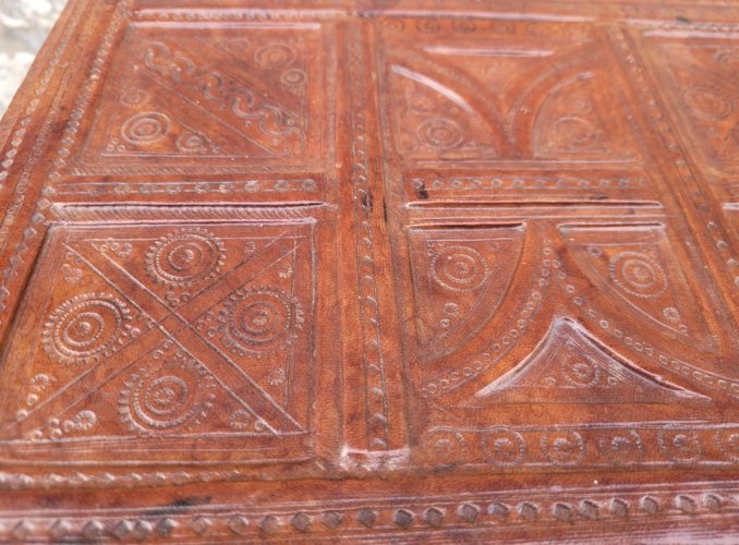 Petit coffre orientale en cuir 19ème