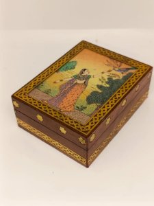 petit coffret en bois à decor de personnage  indien? avec incrustation en bon etat