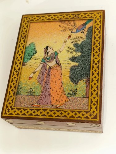 petit coffret en bois à decor de personnage  indien? avec incrustation en bon etat