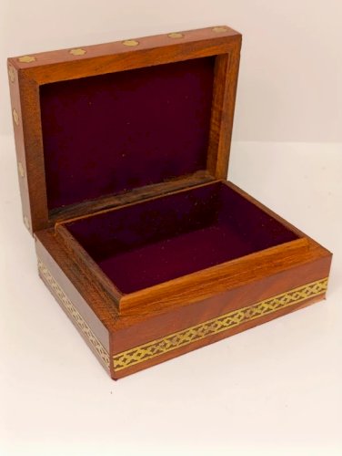 petit coffret en bois à decor de personnage  indien? avec incrustation en bon etat