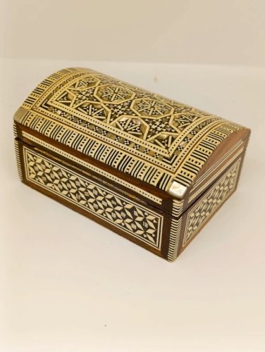 petit coffret en bois maquetté nord africain avec incrustation en bon etat