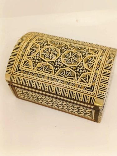 petit coffret en bois maquetté nord africain avec incrustation en bon etat