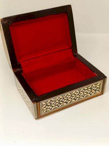 petit coffret en bois maquetté nord africain avec incrustation en bon etat