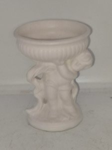 petit coupe en porcelaine putti en bon etat