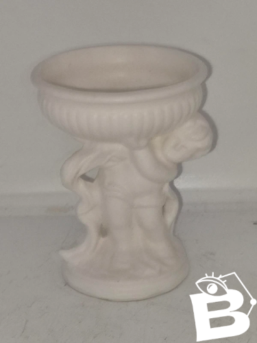 petit coupe en porcelaine putti en bon etat