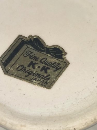 petit coupe en porcelaine putti en bon etat