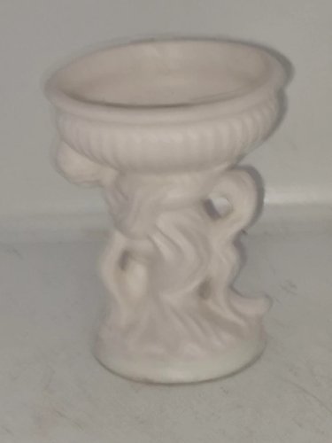 petit coupe en porcelaine putti en bon etat