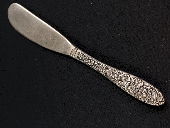 Petit couteau à beurre en métal à décor floral
