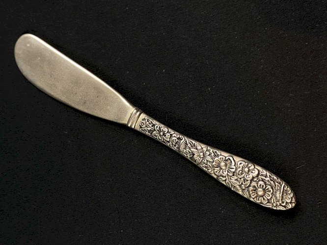 Petit couteau à beurre en métal à décor floral