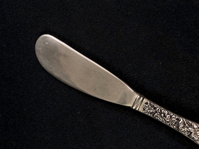 Petit couteau à beurre en métal à décor floral