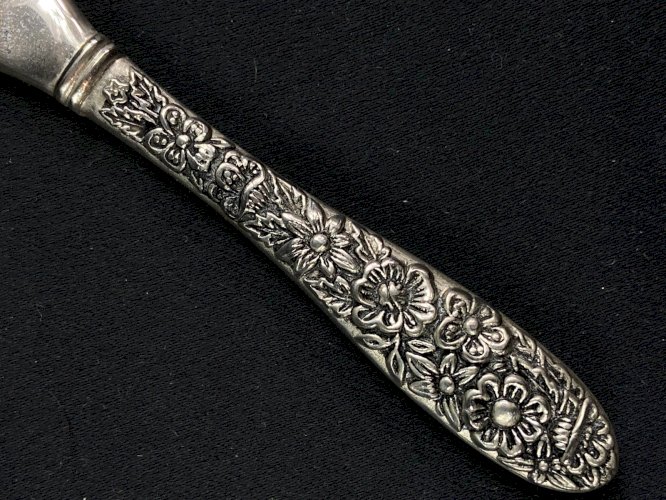 Petit couteau à beurre en métal à décor floral