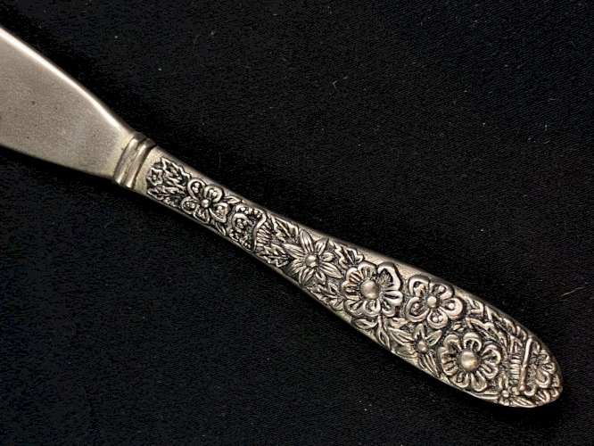 Petit couteau à beurre en métal à décor floral