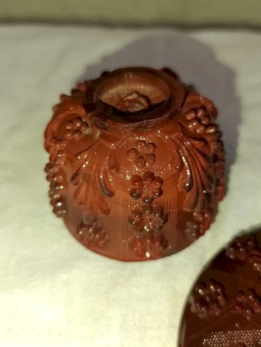 Petit ensemble tasse - coupelle en verre moulé a décor floral en bon état