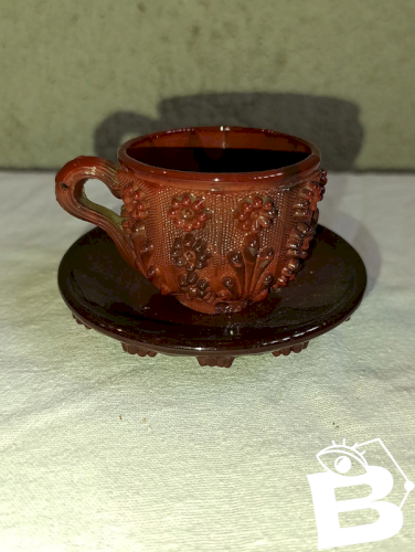 Petit ensemble tasse - coupelle en verre moulé a décor floral en bon état