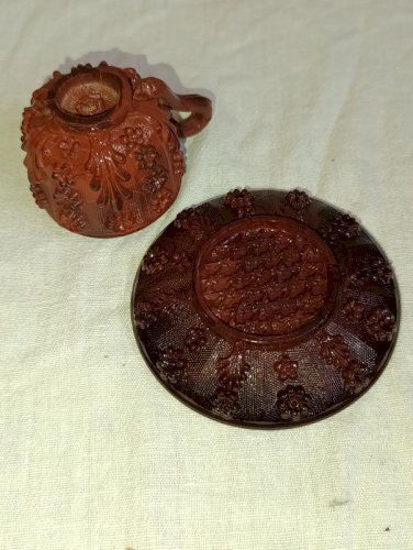 Petit ensemble tasse - coupelle en verre moulé a décor floral en bon état