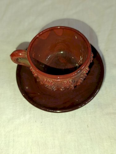 Petit ensemble tasse - coupelle en verre moulé a décor floral en bon état