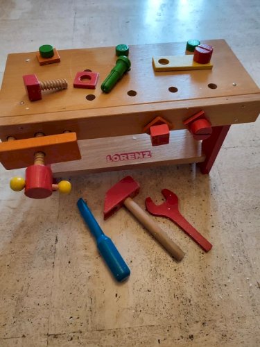 petit etabli en bois pour enfant avec accessoires en bon etat